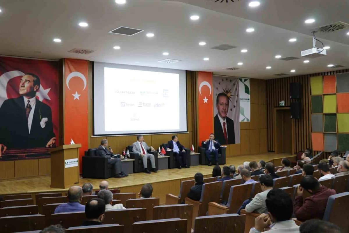 Yalova Ekonomi Zirvesi katılımcıları Yalova OSB'de bir arada