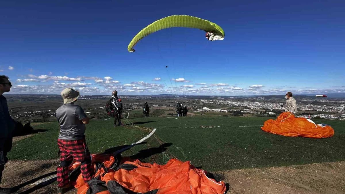 Sakarya Kıran Tepe’de yamaç paraşütü yapan sporcular ve güneşli hava manzarası