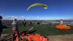 Sakarya Kıran Tepe’de yamaç paraşütü yapan sporcular ve güneşli hava manzarası