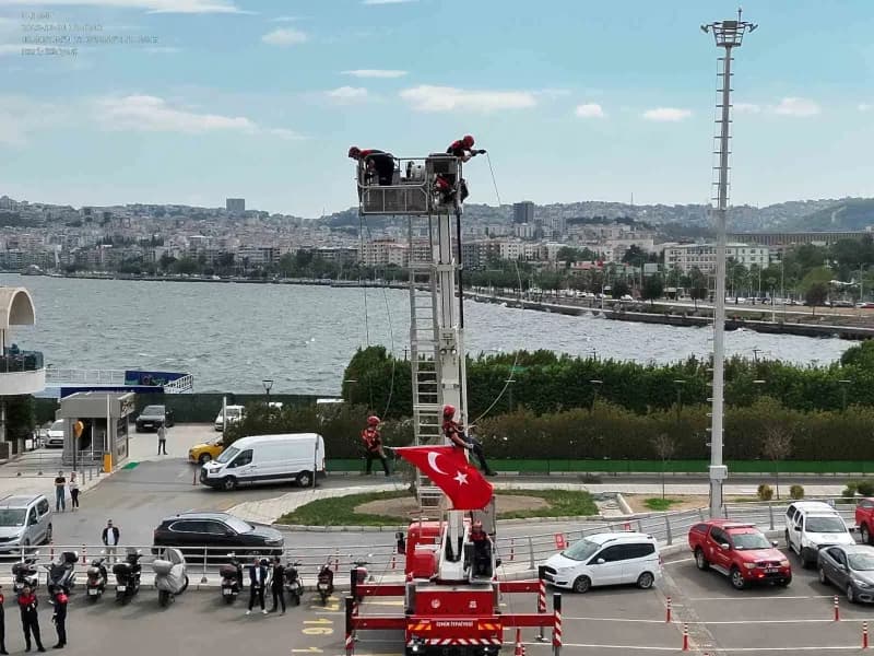 İzmir Büyükşehir Belediyesi İtfaiyesi, deniz ulaşımında yaşanabilecek acil durumlara karşı körfezde sefer yapan bir arab