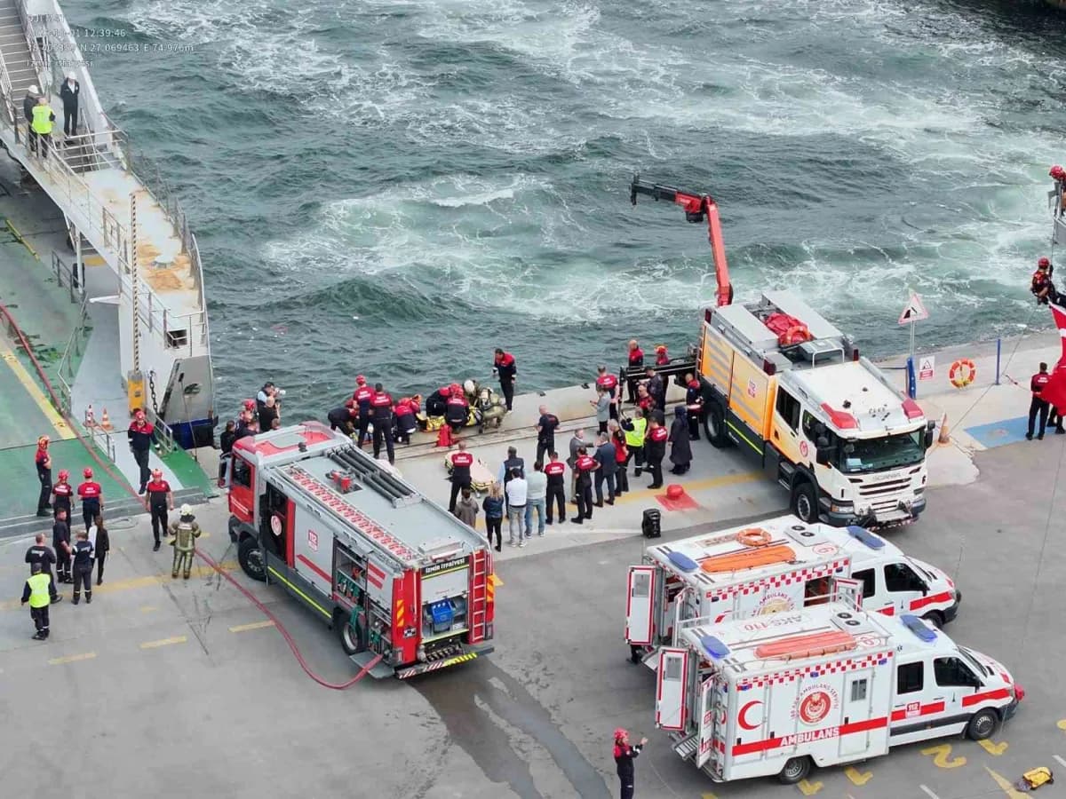 İzmir Büyükşehir Belediyesi İtfaiyesi, deniz ulaşımında yaşanabilecek acil durumlara karşı körfezde sefer yapan bir arab