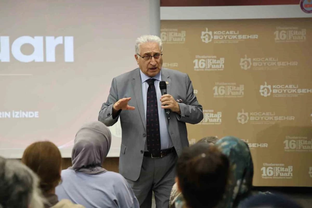 Kocaeli Kitap Fuarı’nda yazar İsmail Hakkı Aydın söyleşi yaparken