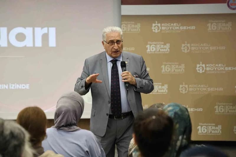 Kocaeli Kitap Fuarı’nda yazar İsmail Hakkı Aydın söyleşi yaparken