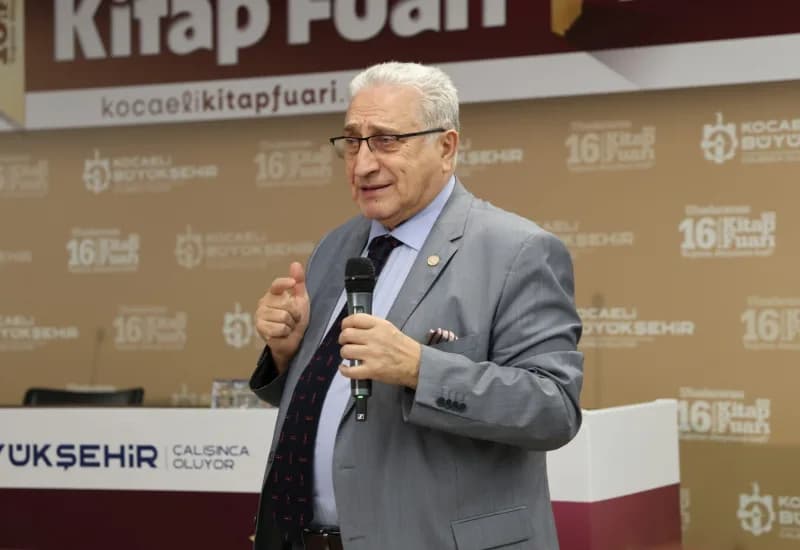 Kocaeli'de okurlarıyla buluşan yazar İsmail Hakkı Aydın, ilim ve bilimin temelinde azim, emek ve merakın bulunduğunu vur