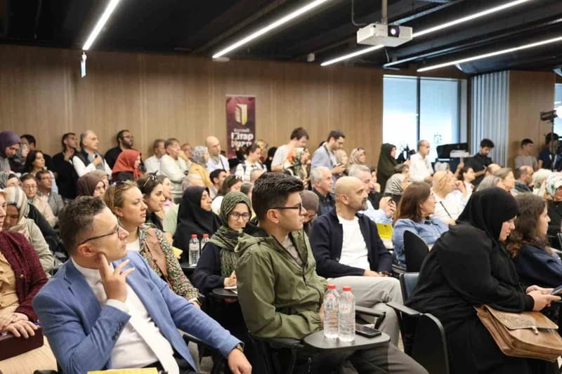 Kocaeli'de okurlarıyla buluşan yazar İsmail Hakkı Aydın, ilim ve bilimin temelinde azim, emek ve merakın bulunduğunu vur