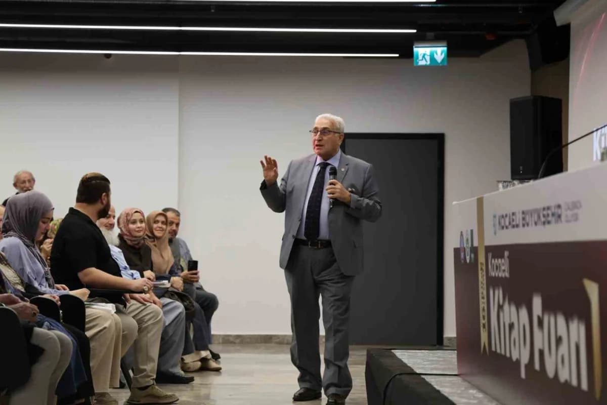 Kocaeli'de okurlarıyla buluşan yazar İsmail Hakkı Aydın, ilim ve bilimin temelinde azim, emek ve merakın bulunduğunu vur