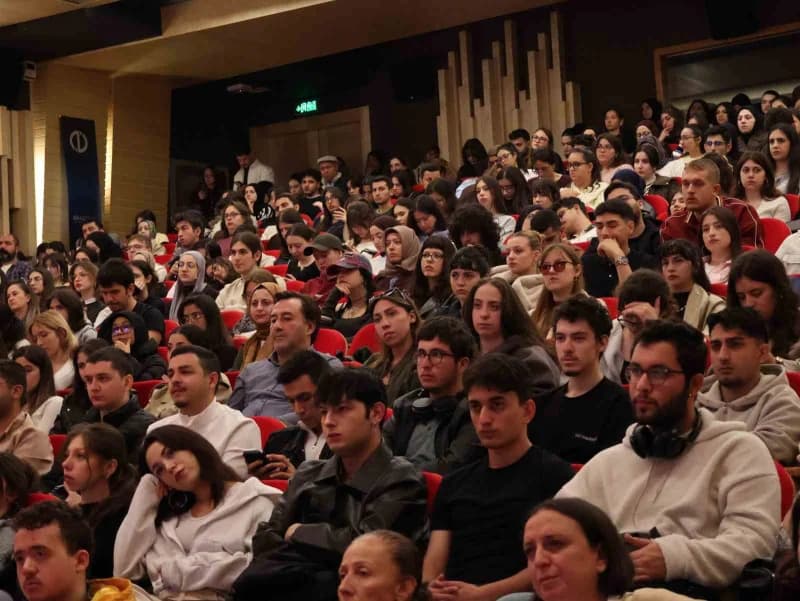 Prof. Dr. Adnan Boyacı, Eskişehir’de düzenlenen "Okula Veriyle Bakmak" etkinliğinde Öğrenci ve akademisyenlerle buluşara