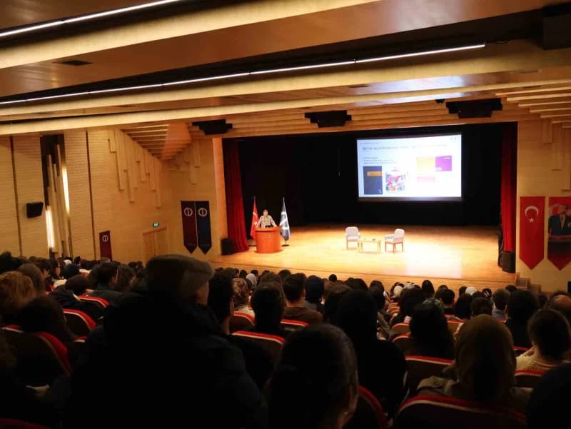 Prof. Dr. Adnan Boyacı, Eskişehir’de düzenlenen "Okula Veriyle Bakmak" etkinliğinde Öğrenci ve akademisyenlerle buluşara