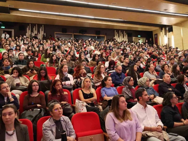 Prof. Dr. Adnan Boyacı, Eskişehir’de düzenlenen "Okula Veriyle Bakmak" etkinliğinde Öğrenci ve akademisyenlerle buluşara