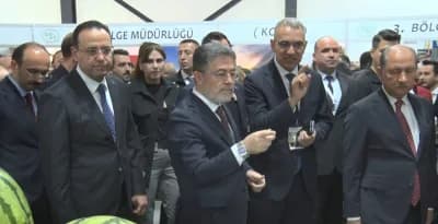 Tarım ve Orman Bakanı İbrahim Yumaklı, DSİ Vakfı Köy Okullarına Yardım Yöresel Ürünler Sergisi’nde konuşma yaparken