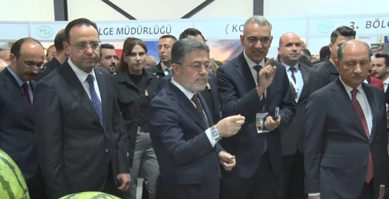 Tarım ve Orman Bakanı İbrahim Yumaklı, DSİ Vakfı Köy Okullarına Yardım Yöresel Ürünler Sergisi’nde konuşma yaparken