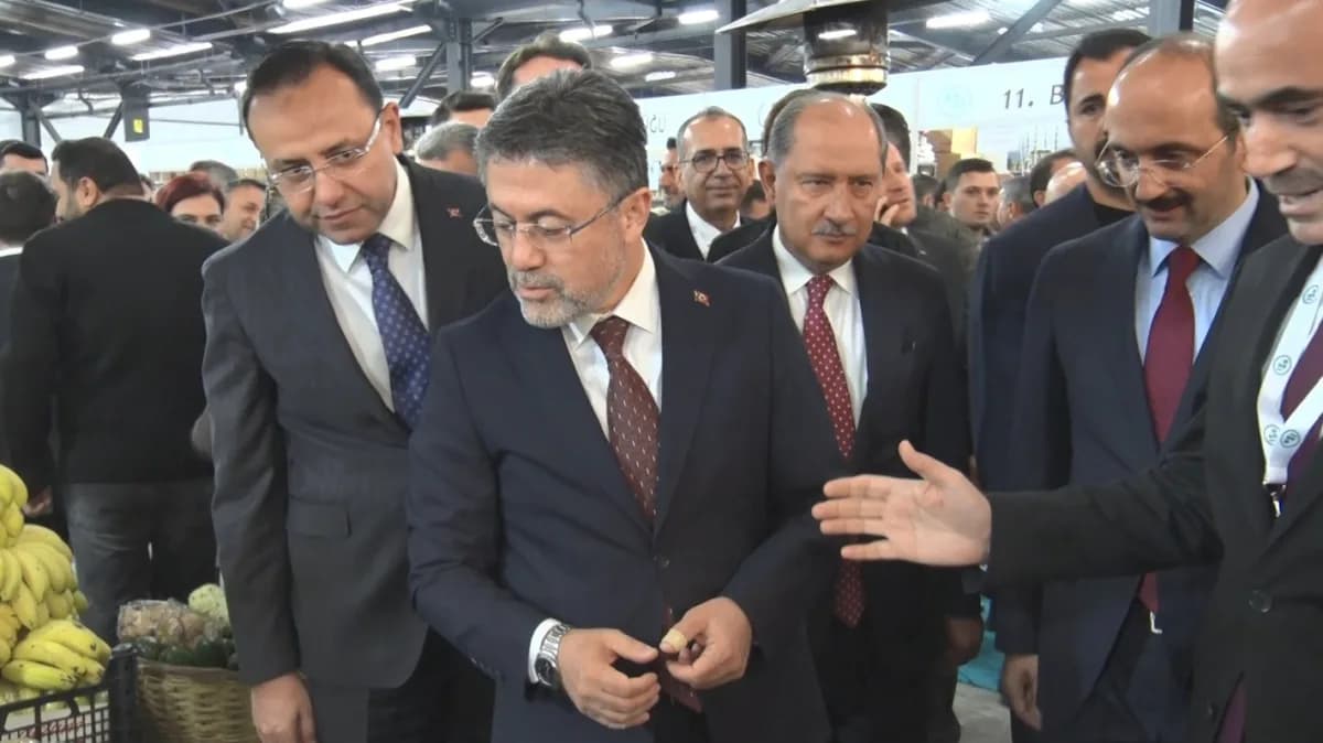 Bakan Yumaklı, programın ardından çeşitli bölgelerin açmış olduğu stantları ziyaret ederek ürünleri inceledi.