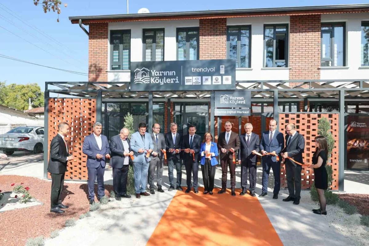 Konya Yarma Mahallesi’nde açılan Yarının Köyleri Projesi Dijital Merkezi açılış töreninden bir kare