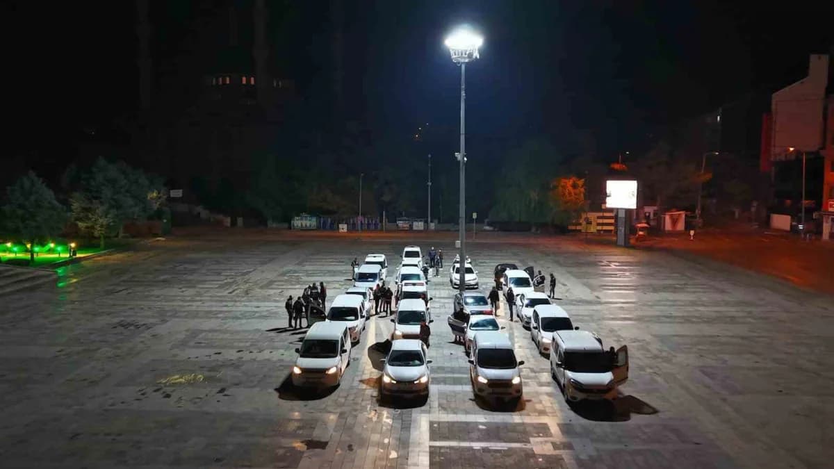 Kırıkkale merkezli 8 ilde yasa dışı bahis faaliyetlerine yönelik düzenlenen operasyonda 21 şüpheliden 18'i gözaltına alı