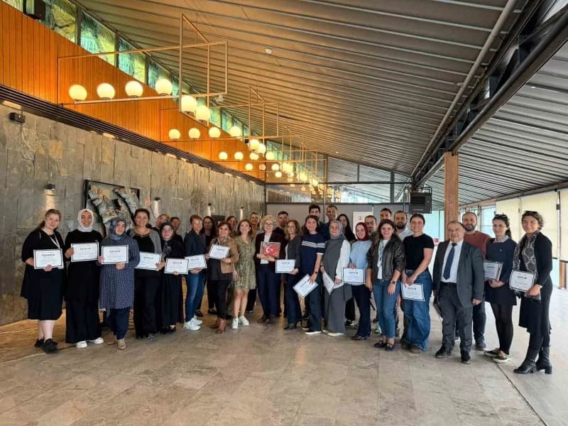 Yaşam Boyu Öğrenme Üniversitesi eğiticilerin eğitimi programında katılımcılar eğitim alırken
