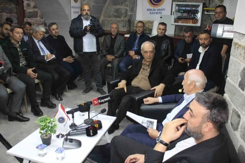 Birlik Vakfı Kayseri Şubesi tarafından düzenlenen konferansa konuşmacı olarak katılan Birlik Vakfı K