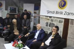 Yaşar Karayel Birlik Vakfı Kayseri Şubesi konferansında konuşma yaparken