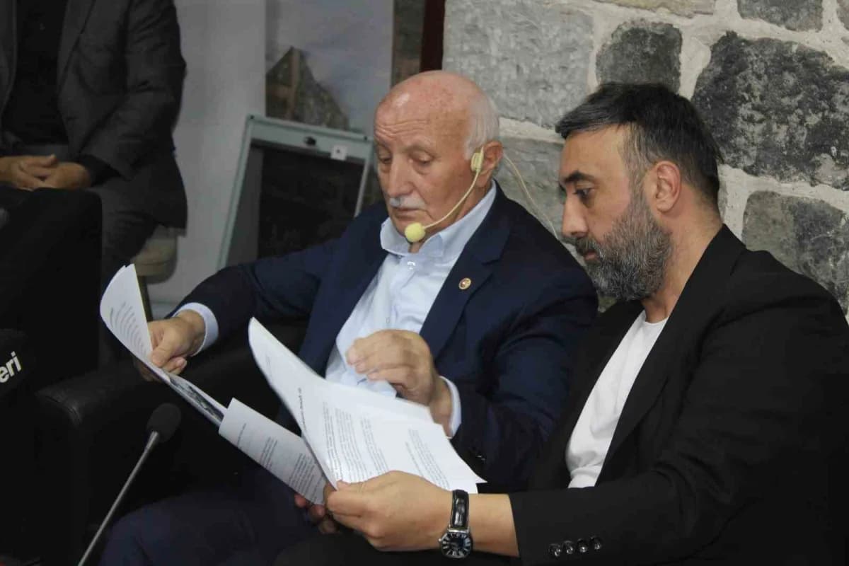 Birlik Vakfı Kayseri Şubesi tarafından düzenlenen konferansa konuşmacı olarak katılan Birlik Vakfı K