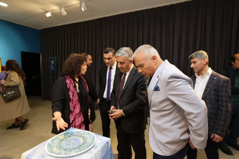 Küçükçekmece Belediyesi tarafından düzenlenen 2026-2027 Kültür Sanat Sezonu, Yaşar Kemal'e ithaf edilen sergiyle açıldı.