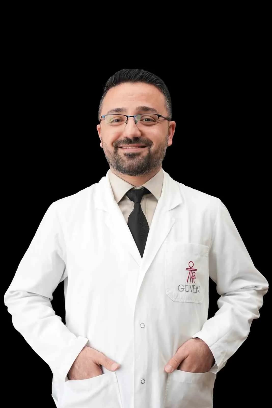 Yaşlı bir kişinin sağlık kontrolü sırasında doktorla görüşmesi