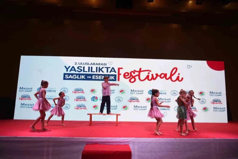 Üç gün boyunca farklı yaş ve kültürleri Bir araya getiren festival, müzik ve dansla gerçekleşen kapanış gösterisiyle son