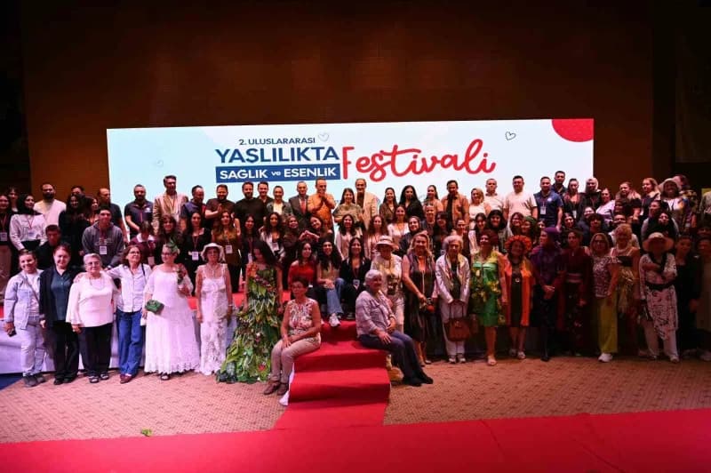 Kepez’de düzenlenen 2. Uluslararası Yaşlılıkta Sağlık ve Esenlik Festivali’nde müzik ve dans gösterileri