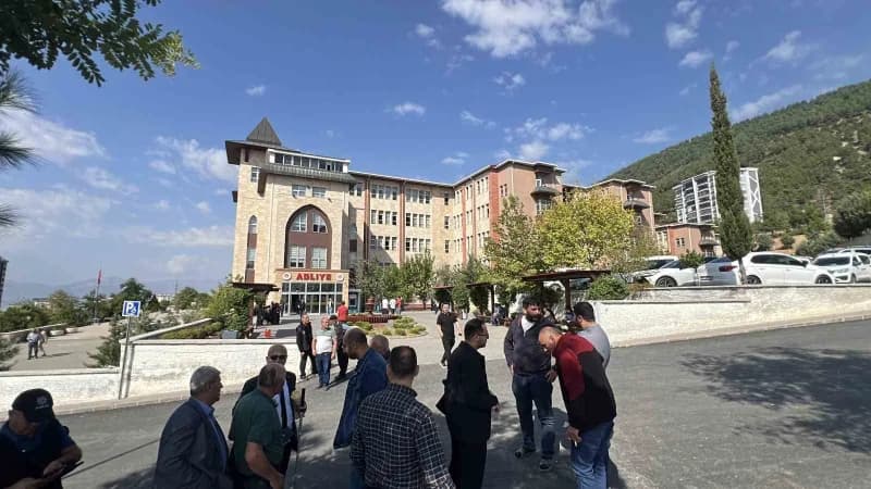 Kahramanmaraş 2. Ağır Ceza Mahkemesi binası önünde duruşma yapılması