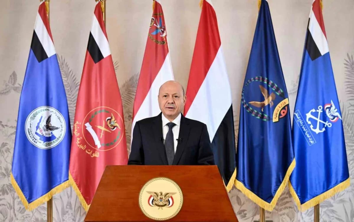 Yemen Cumhurbaşkanlığı Konseyi Başkanı Reşad el-Alimi basın açıklaması yaparken