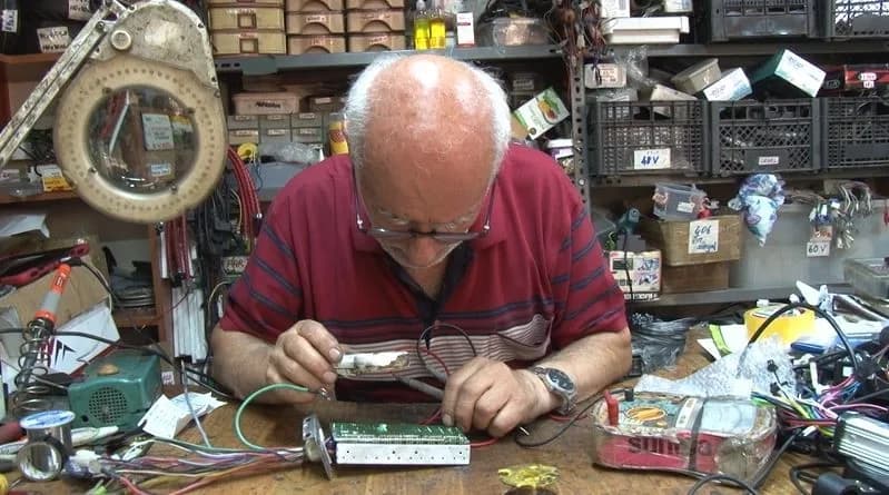 Askeriyeden emekliliğinden sonra Eskişehir’de televizyon tamirciliğiyle başladığı mesleğine elektrik