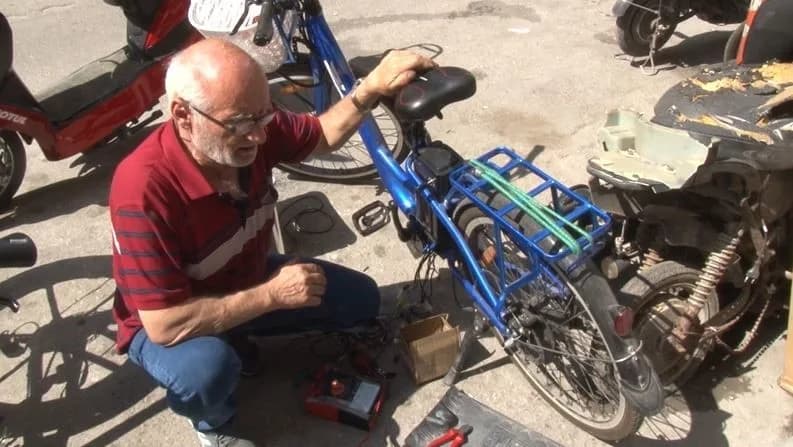Askeriyeden emekliliğinden sonra Eskişehir’de televizyon tamirciliğiyle başladığı mesleğine elektrik