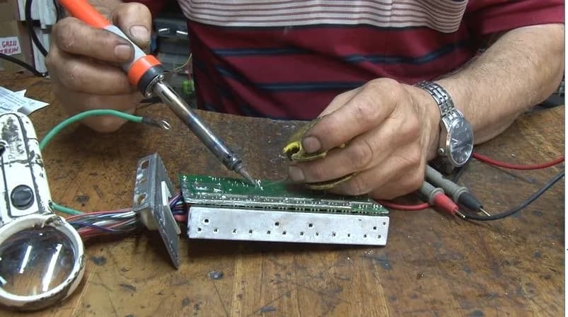 Askeriyeden emekliliğinden sonra Eskişehir’de televizyon tamirciliğiyle başladığı mesleğine elektrik