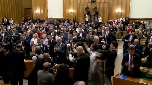 YENİ Parti Genel Başkanı Özgür Özel TBMM grup toplantısında konuşma yaparken