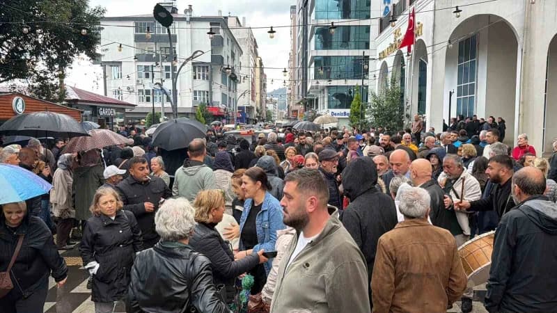 Yeni Parti Genel Başkanı Özgür Özel, Artvin ziyaretinin ikinci gününde Kemalpaşa ve Hopa ilçelerinde vatandaşlarla buluş
