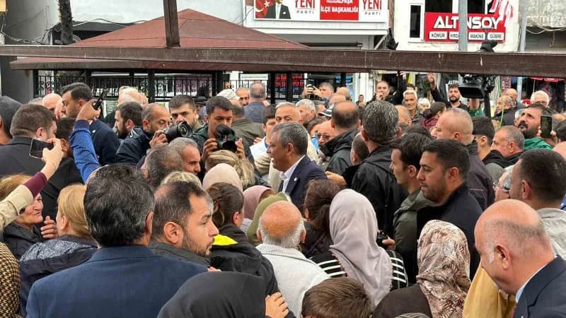 Yeni Parti Genel Başkanı Özgür Özel, Artvin ziyaretinin ikinci gününde Kemalpaşa ve Hopa ilçelerinde vatandaşlarla buluş