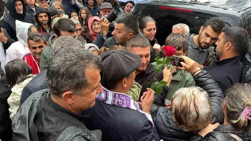 Yeni Parti Genel Başkanı Özgür Özel, Artvin ziyaretinin ikinci gününde Kemalpaşa ve Hopa ilçelerinde vatandaşlarla buluş