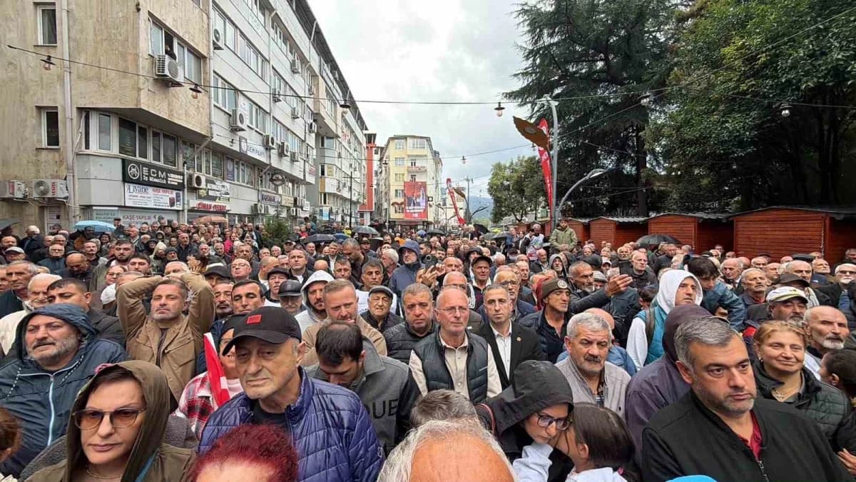 Yeni Parti Genel Başkanı Özgür Özel Artvin Hopa'da vatandaşlara sesleniyor