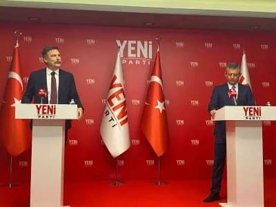 Yeni Parti Genel Başkanı Özgür Özel ve TİP Genel Başkanı Erkan Baş basın açıklaması yaparken