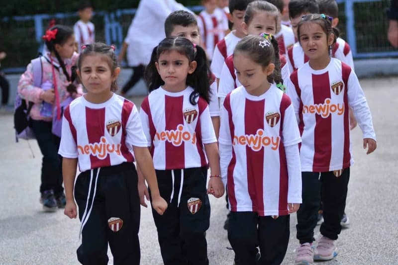 İnegölspor’un başlattığı "Bir Çocuğun Mutluluğu Dünyaya Bedel" kampanyası kapsamında Yeniceköy Mahallesinde bulunan Peri