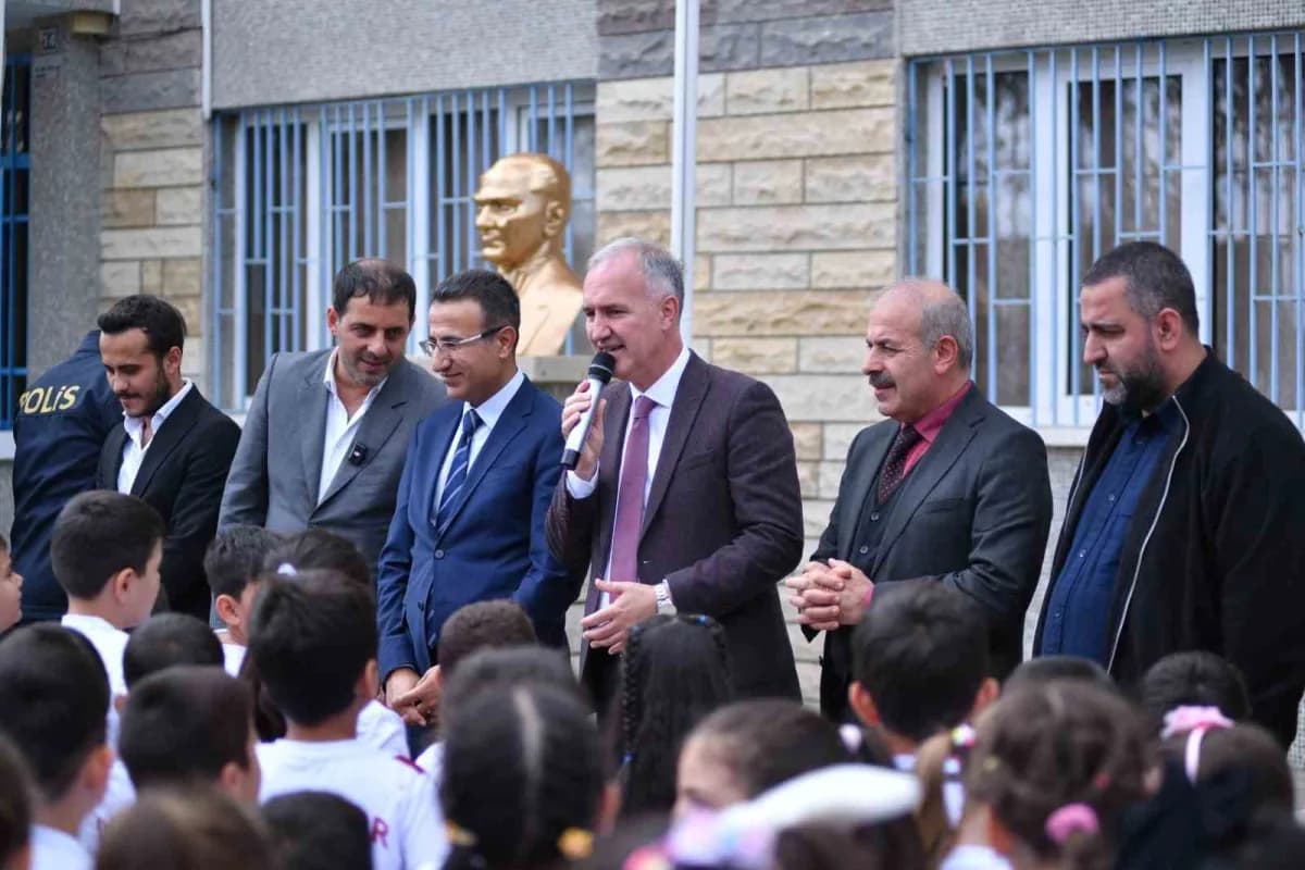 Yeniceköy’de Perihan Coşkun İlkokulu ve Abdurrahman Öztarhan İmam Hatip Ortaokulunda öğrencilere İnegölspor forması dağı