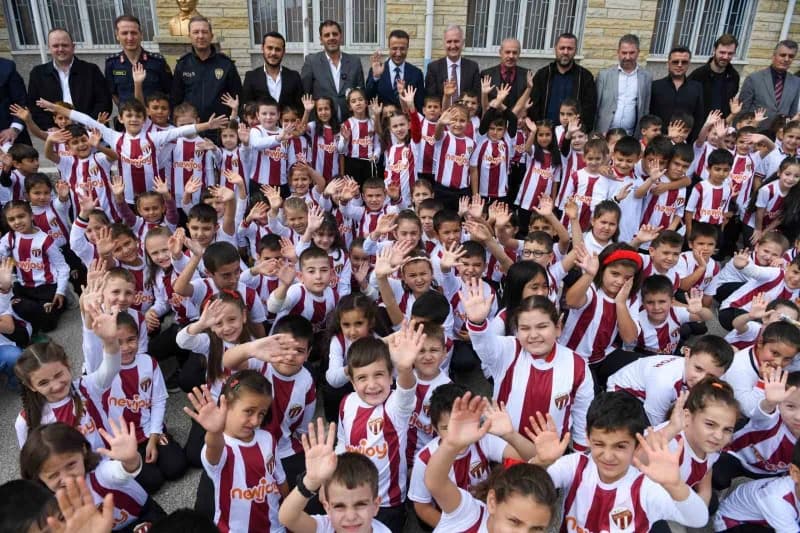 İnegölspor’un başlattığı "Bir Çocuğun Mutluluğu Dünyaya Bedel" kampanyası kapsamında Yeniceköy Mahallesinde bulunan Peri