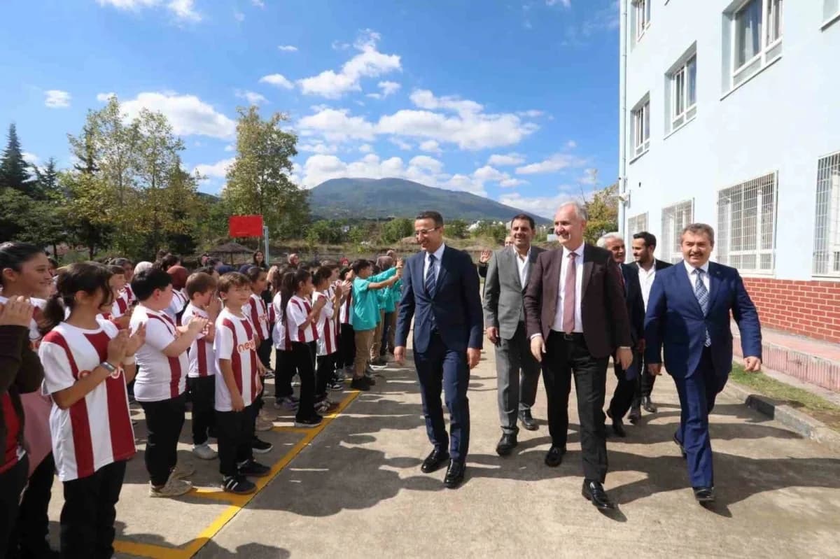 İnegölspor’un başlattığı "Bir Çocuğun Mutluluğu Dünyaya Bedel" kampanyası kapsamında Yeniceköy Mahallesinde bulunan Peri
