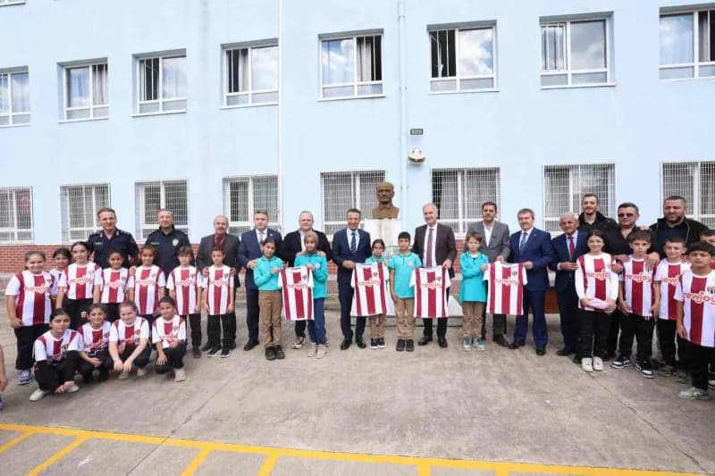 İnegölspor’un başlattığı "Bir Çocuğun Mutluluğu Dünyaya Bedel" kampanyası kapsamında Yeniceköy Mahallesinde bulunan Peri