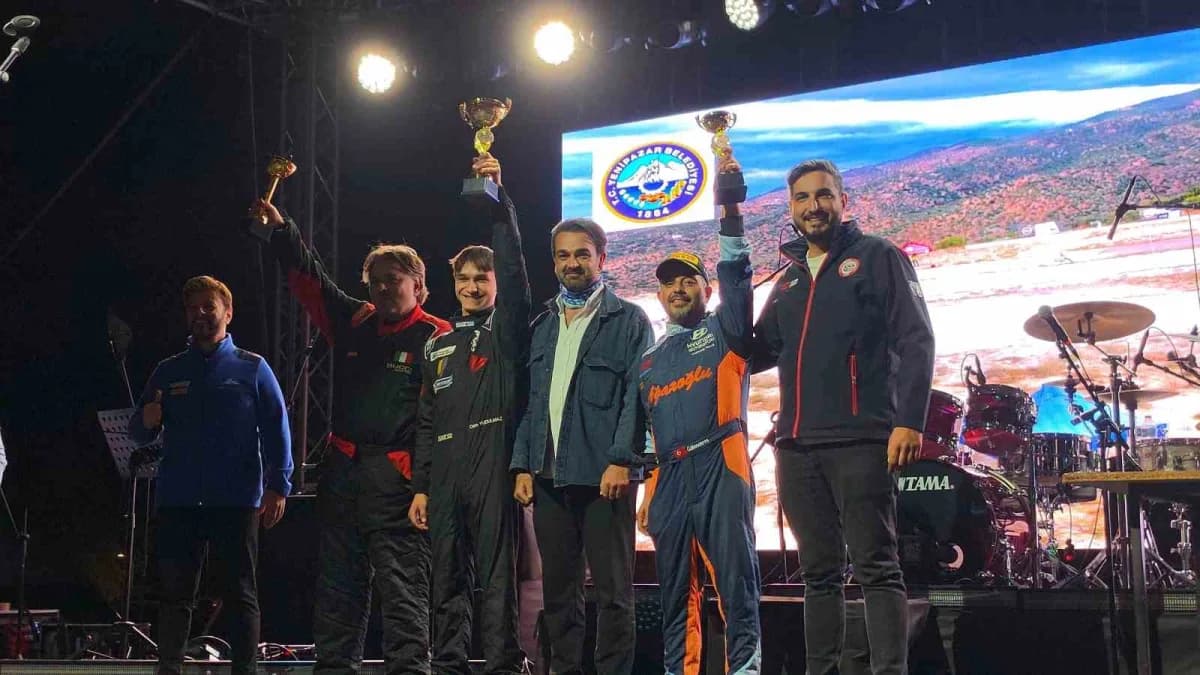 Yenipazar Otokros Yarışları sırasında toz bulutları ve yarışan otomobiller