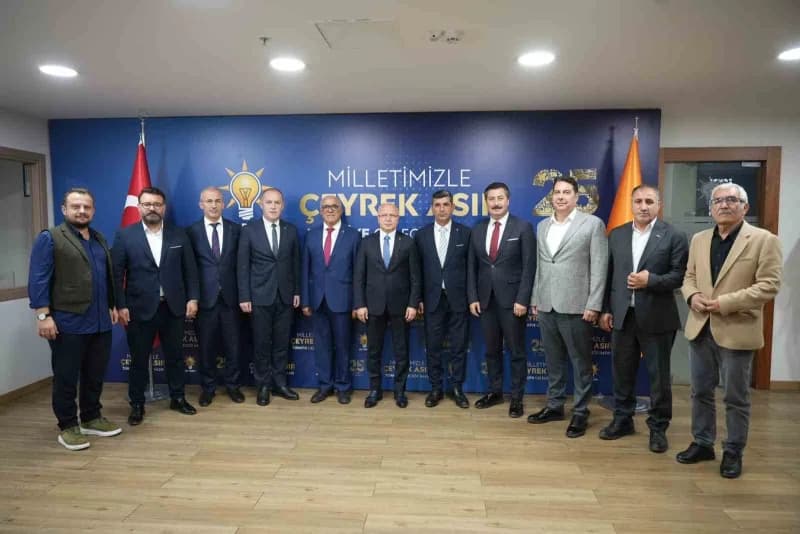 Yenişehir’de AK Parti’ye katılan iki meclis üyesinin rozet takma töreni