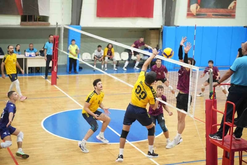 Yenişehir Belediyespor Erkek Voleybol Takımı, sezona fırtına gibi başladı. İlk karşılaşmasından 3-0’lık galibiyetle ayrı