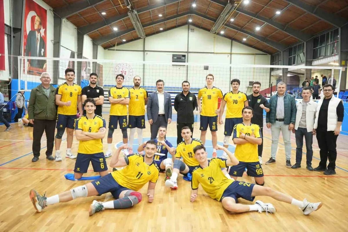 Yenişehir Belediyespor Erkek Voleybol Takımı oyuncuları maçta mücadele ederken