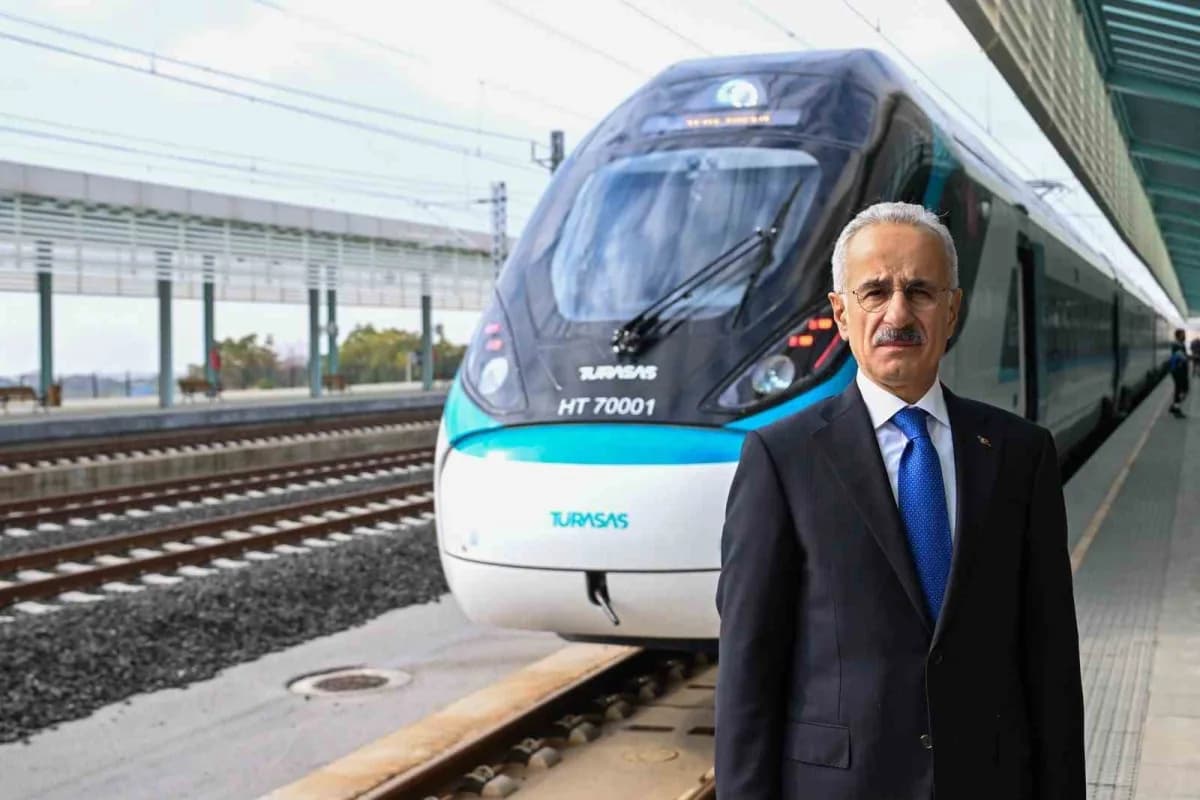 Ulaştırma ve Altyapı Bakanı Abdulkadir Uraloğlu, "Saatte 225 kilometre hızla hizmet verecek olan tre