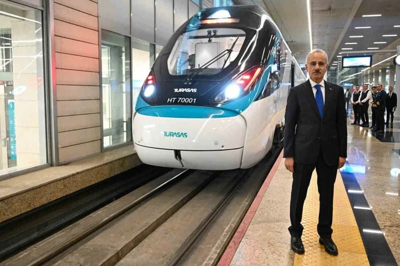Ulaştırma ve Altyapı Bakanı Abdulkadir Uraloğlu, "Saatte 225 kilometre hızla hizmet verecek olan tre