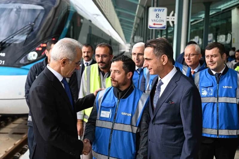 Ankara-Kırıkkale arasında yerli hızlı tren test sürüşü sırasında raylar ve tren görüntüsü