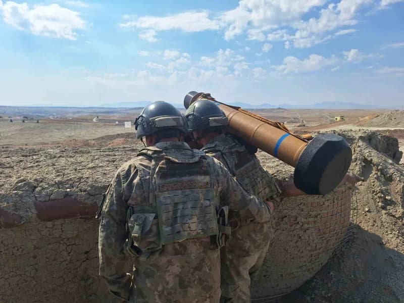Ankara'nın Polatlı ilçesinde gerçekleştirilen Ateş Serbest-2026 Tatbikatı'nda keskin nişancı tüfekleri ve PANTER obüsler